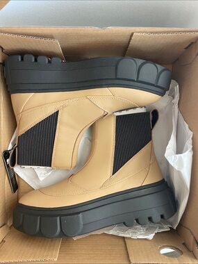 Sorel Caribou X Chelsea Waterproof Boots in Canoe/Jet size 8